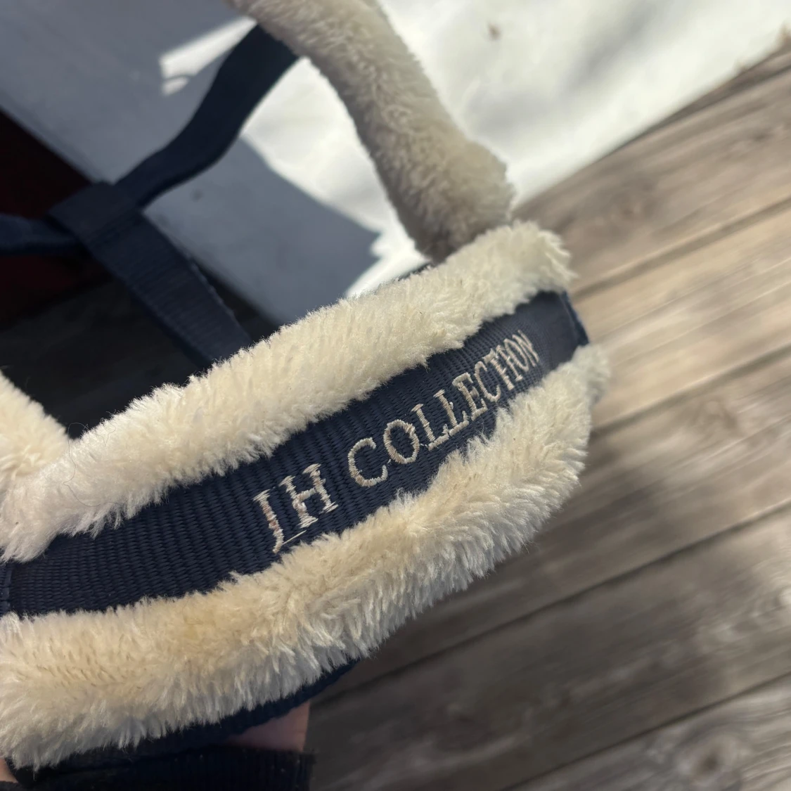 Mörkblå grimma med fluff - 2