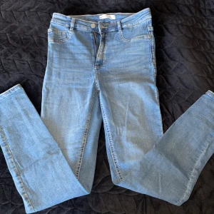 Ljusblå skinny jeans från Perfect Jeans - Snygga ljusblå skinny jeans från Perfect Jeans, modell Molly. Klassisk femficksdesign med dragkedja och knapp framtill. Jeansen har en smal passform och är tillverkade i stretchigt denim för extra komfort. Passar dem som inte har så långa ben.