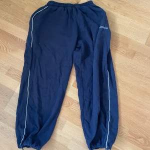 Mörkblå mjukisbyxor från Jettrains S - iets frans modell harri mjukisbyxor från urban outfitters. Storlek s