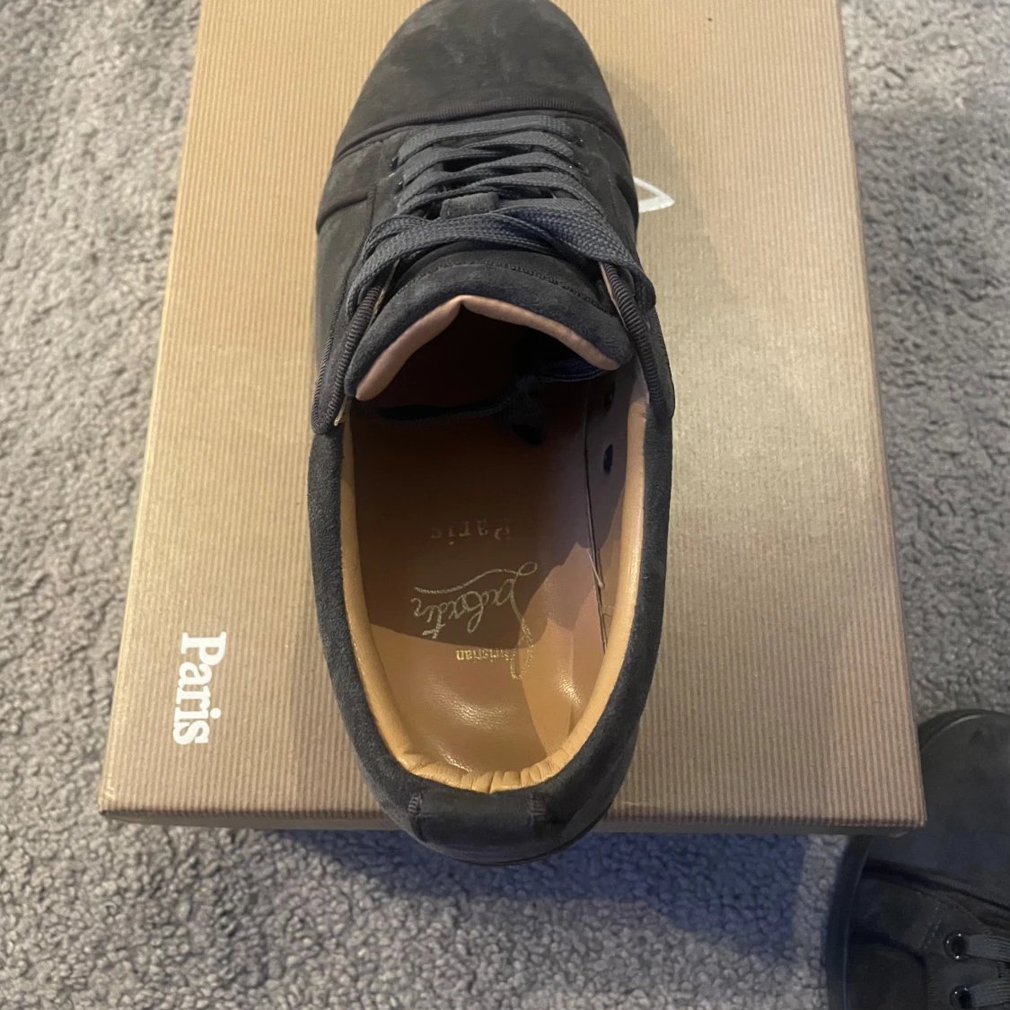 Christian Louboutin gråa utan spikar  - 3