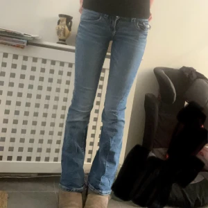 Lowwaist bootcut jeans - snygga mörkblå, dubbelknapp, bootcut jeans från ginatricot. Barnstorlek 152 (oftast för 11-12 åringar ish). Säljer för de tyvärr inte passar mig så bra längre. 