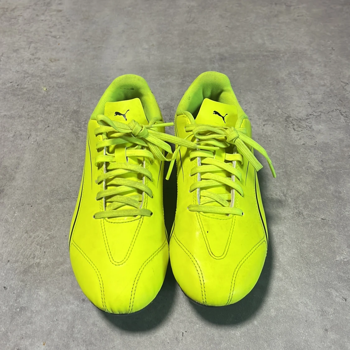 Neongula fotbollsskor från Puma