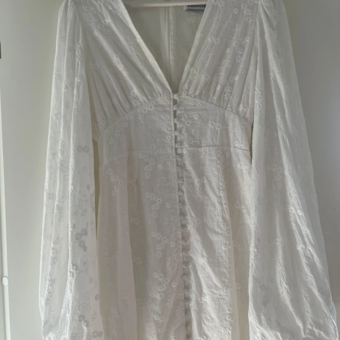 Vit blommig klänning från Adoore