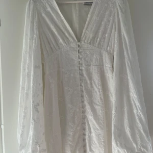 Vit blommig klänning från Adoore - Säljer en vit klänning från Adoore i den korta modellen. Köpt på plick men som tyvärr inte passade! Känns som ny❣️