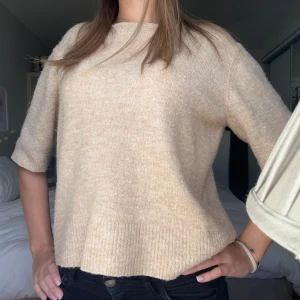 kortärmad stickad tröja  - trendig kortärmad stickad tröja, relativt nopprig. väldigt fin !