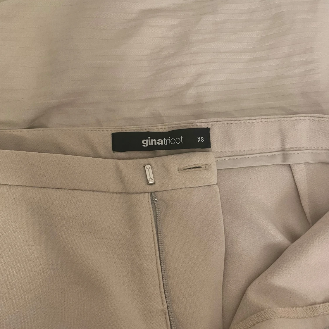 Beiga kostymbyxor från Gina Tricot XS - 2