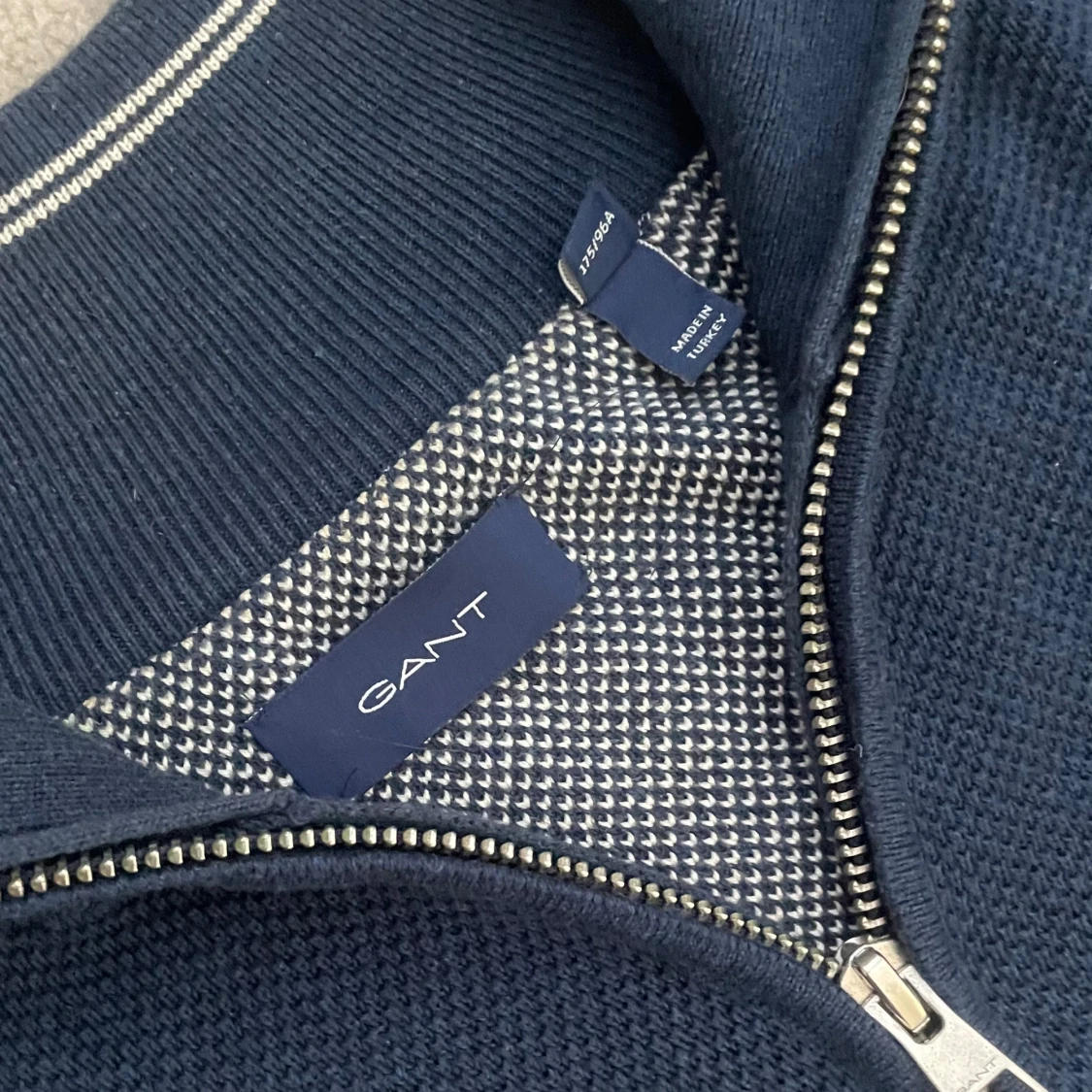 Marinblå half zip tröja från GANT - 1