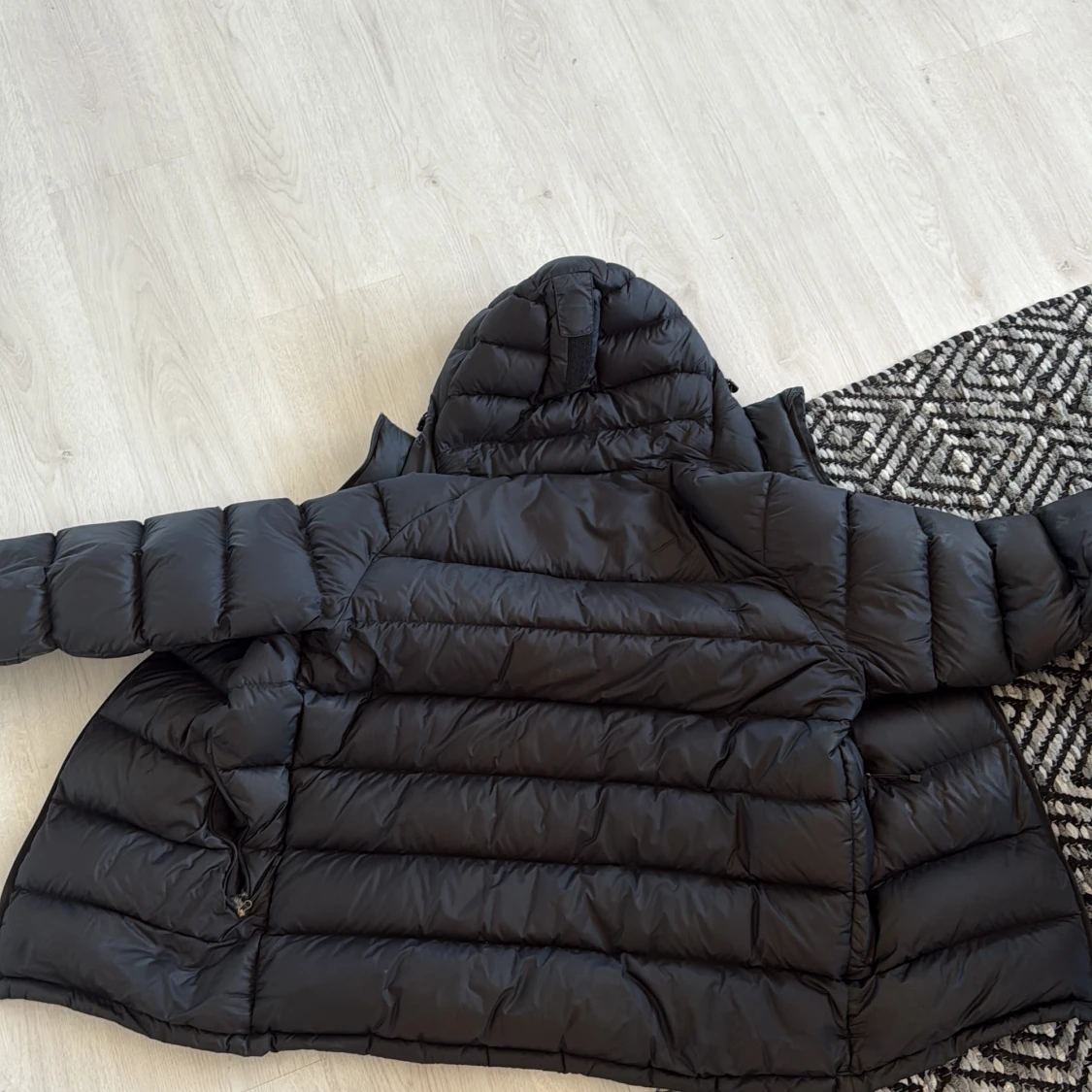 Svart pufferjacka från Peak Performance - 3