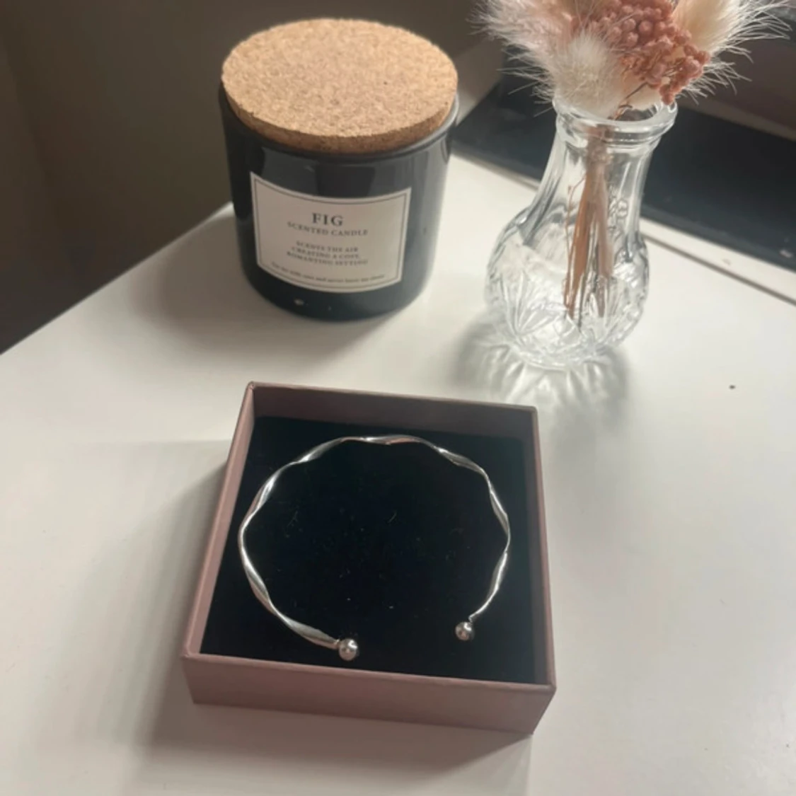 Silvrigt armband med vågig form