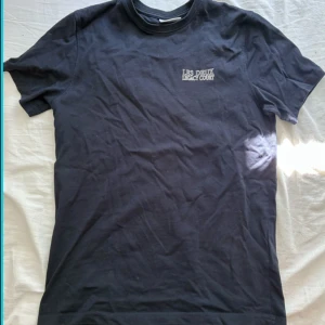 Mörkblå t-shirt från Les Deux Legacy Court - Navy blue T shirt ifrån De leux använd ungefär 3 gånger riktigt bra skick. Storlek xs /164 hör av er över frågor!