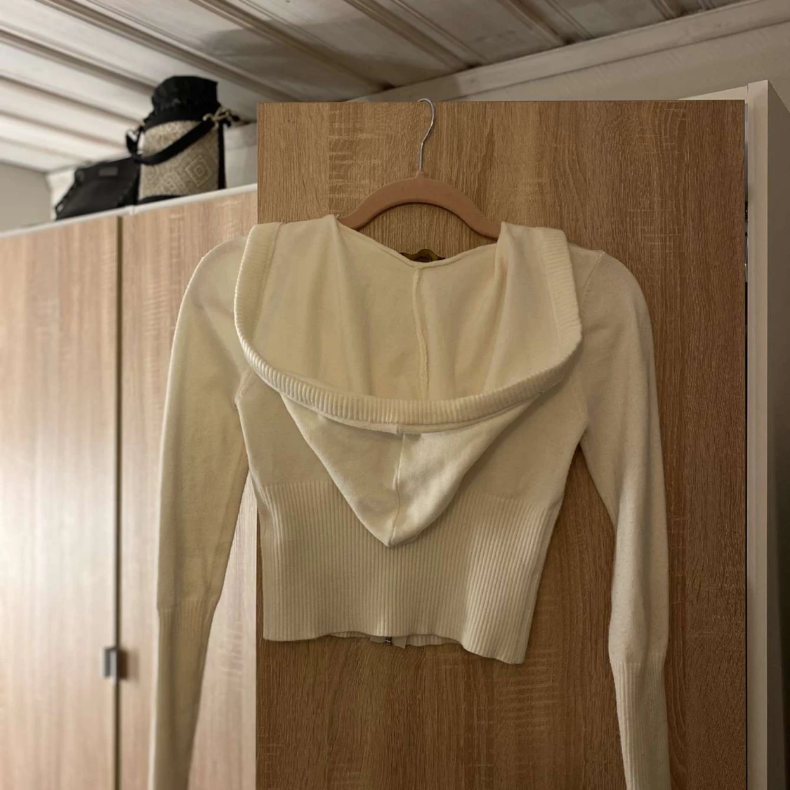 Vit croppad hoodie från Catania - 1