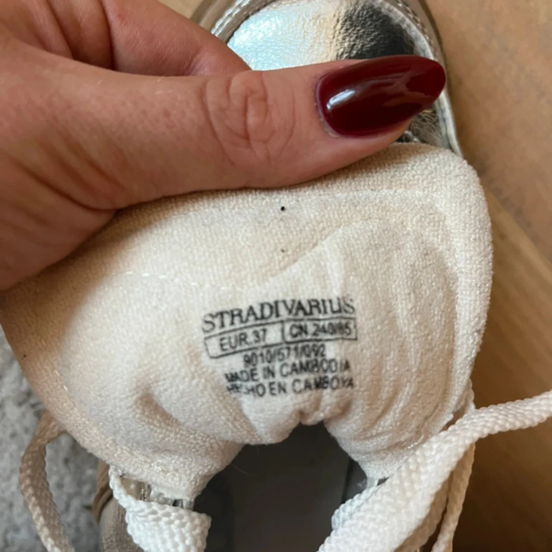 Silvriga sneakers från Stradivarius - 2