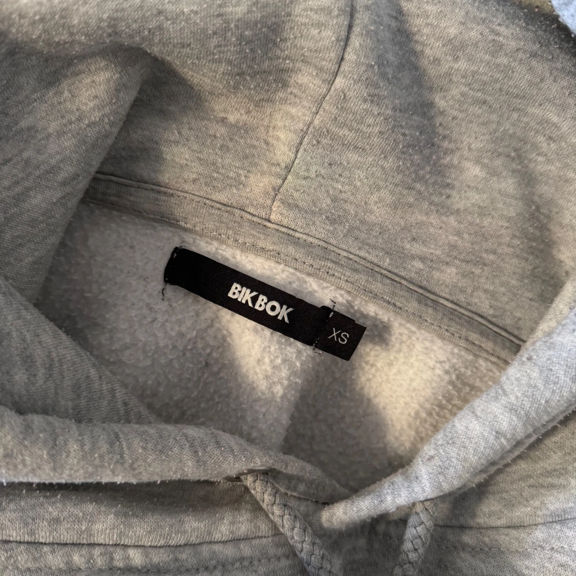 Grå hoodie från Bik Bok  - 2