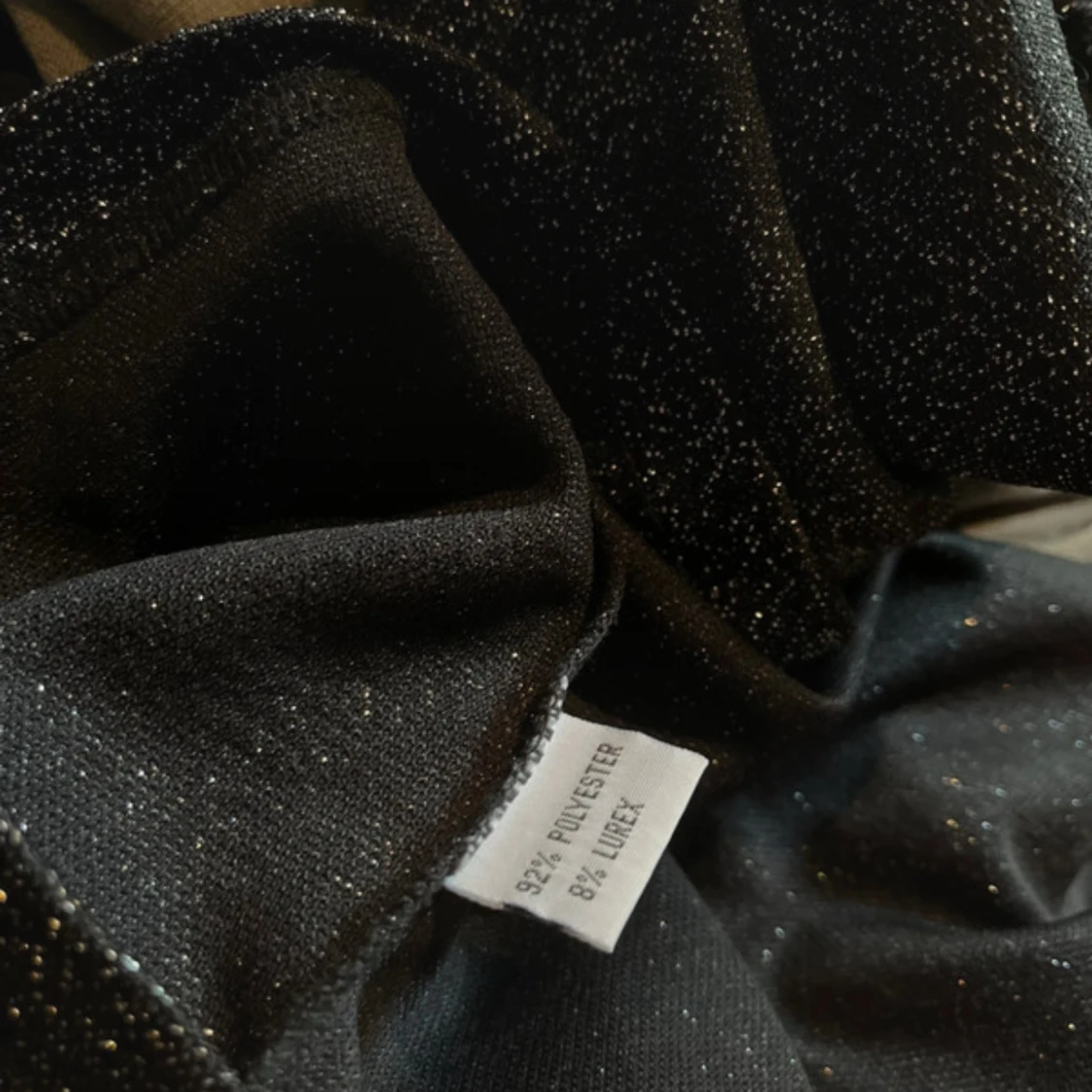 Glittrig svart polotopp  - 3