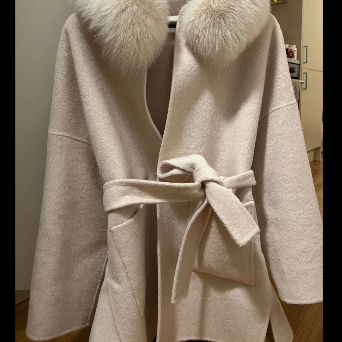 Beige kappa med päls och bälte - 3