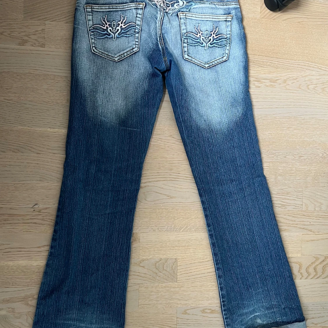 Blå bootcut jeans med broderi - 1