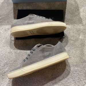 Lanvins - Hej! Säljer nu mina skor från märket Lanvin, storlek 43, bra skick, givetvis äkta. Tveka inte på att höra av dig om du har frågor eller funderingar kring skorna! TAR ÄVEN BYTEN‼️