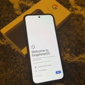 Google Pixel 8a Krypterad + SIM - Google Pixel 8a i svart med originalkartong. Telefonen kör GrapheneOS för extra integritet och säkerhet. Skärmen och baksidan ser ut att vara i gott skick, inga synliga repor eller skador. Perfekt för dig som vill ha en säker och snabb Android-telefon. Helt ny färdigreggad simkort medföljer också
