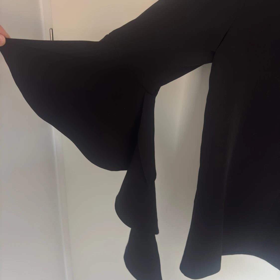 Svart blus med volangärmar   - 2