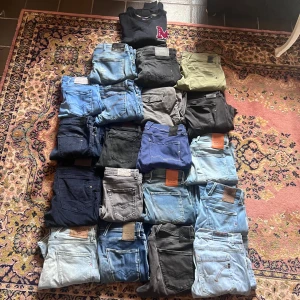 Märkes jeans mixade märken Replay,dondup,Morris - Säljer ett stort paket med olika jeans och byxor i flera färger som blå, svart, grå och grönt. Mix av märken som dondup Jacob cohen och Replay, olika modeller och tvättar. Perfekt för dig som vill ha variation i garderoben. Flera klassiska jeansmodeller.