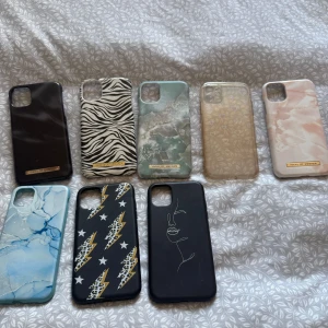 iPhone 11 Skal Mix - 8 st -  8 skal till iPhone 11, flera från iDeal of Sweden. Blandade mönster: zebra, marmor, hjärtan, blixtar och minimalistisk design. Skalen är i bra begagnat skick, vissa har mindre repor och slitage. Perfekt för dig som vill variera din stil! Jag säljer dessa 20 kronor styck eller allihopa för 100 kronor