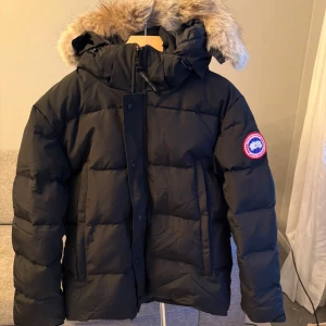 Canada Goose jacka, svart - Svart canada goose jacka. Storlek L. Går att hämta i Stockholm annars fraktar jag alltid inom 24 timmar. 