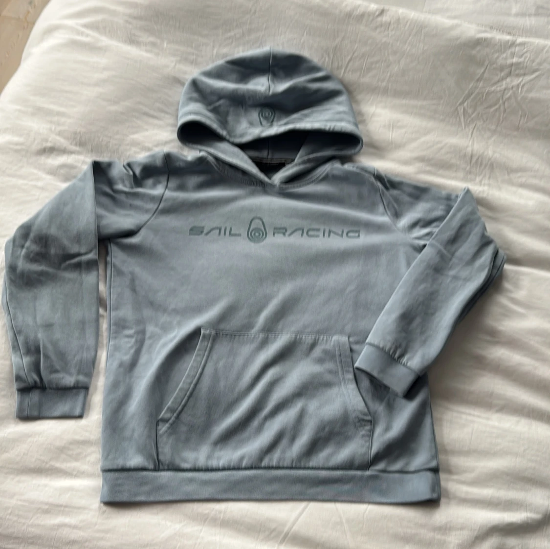 Ljusblå hoodie från Sail Racing