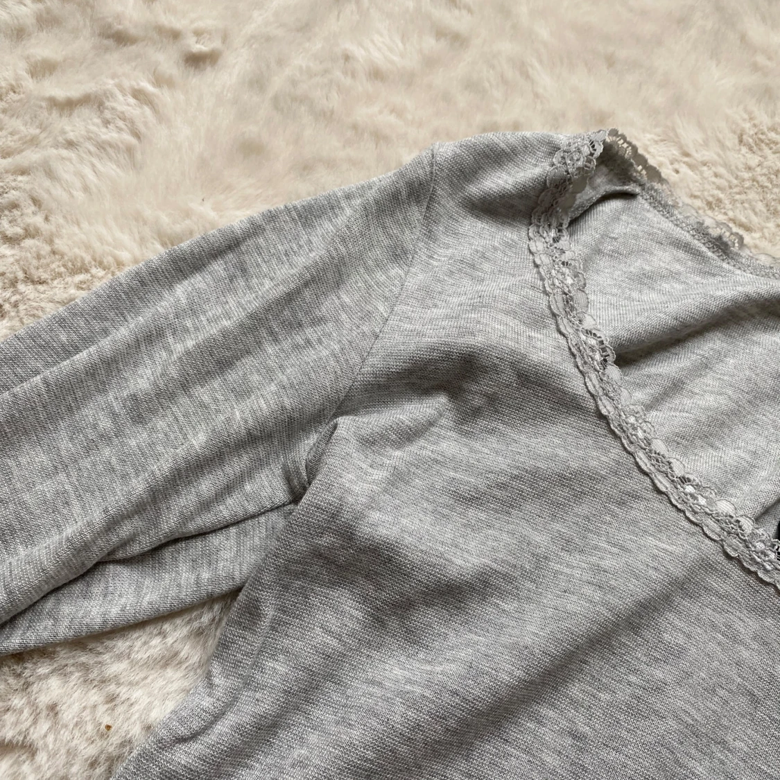 Grå långärmad topp med spetskant - 1