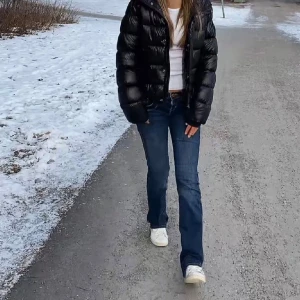  Svart glansig Puffer jacka   - Säljer en svart glansig pufferjacka från superdry då den blivit förliten för mig. Jätte fint skick och inga defekter🥰🥰🥰