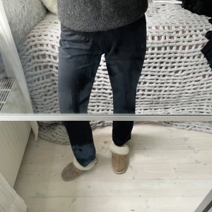 Svarta yogapants  - Svarta yogapants med rak passform och resår i midjan. Materialet är mjukt och stretchigt men de är för korta för mig.