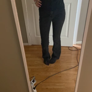 Svarta bootcut jeans Denim 1953 Susan - Svarta jeans från Denim 1953 i modellen Susan, storlek 36. Snygg bootcut-passform och normal midja. Är jätte sköna och absolut inte urtvättade, även jätte sköna💗 pris kan diskuteras 