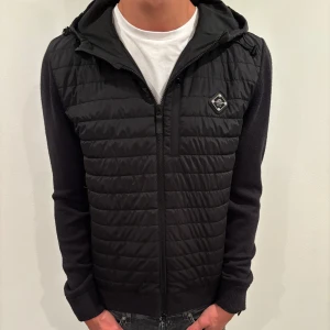 J.Lindeberg cardigan  - Hej! Säljer nu denna väldigt snygga och eftertraktade J Lindeberg cardigan!  Jackan är slutsåld överallt och går inte att få tag på… Jackan är perfekt nu till hösten/vintern Storlek M fits L,  Skick 9,5/10  Ny pris: 6000 kr Säljs för: 1799 kr 