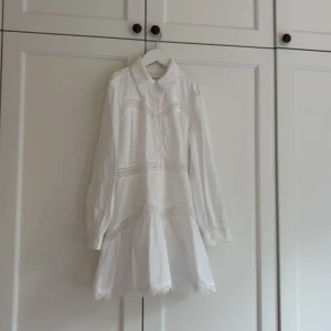 Vit spetsklänning Designers Remix - Superfin vit kort klänning från Designers Remix med spetsdetaljer och knappar framtill. 💕💕