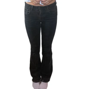 Svarta jeans - Så snygga svarta jeans från Zara. Mycket bra skick helt utan slitningar! Jag är 170, Skriv vid frågor🌼