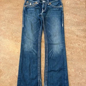 True Religion Jeans Billy Super T - !! FINNS ETT TILL PAR TRUEYS PÅ MIN PROFIL SÅ KOLLA IN DOM OCKSÅ!! W30 L34 Midjemått 80 cm (40 cm rakt över) Längd 110 cm Innerbenslängd 85 cm Priset går såklart att diskutera så skicka massa bud.
