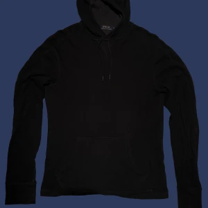 Svart hoodie från Polo Ralph Lauren - Säljer denna Ralph lauren hoodie pga att den inte används längre. Den är sjukt snygg med unikt mönster. 
