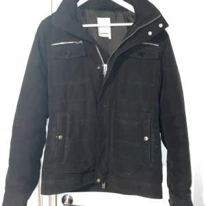 Svart Field jacket från J.Lindeberg - Svart Field jacket från J.lindeberg avtagbar huva, passar någon runt 180-190 skulle jag gissa storlek M hör av er om ni har några frågor eller funderingar kan även gå ner i pris 