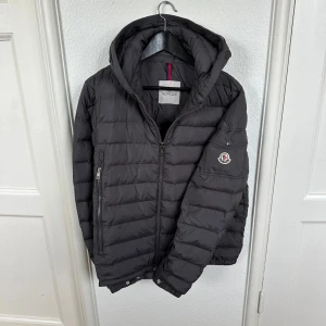 Moncler jacka  - Höstens/vinters fetaste jacka | grå Moncler jacka i modellen Tibb | Inga defekter och är sparsamt använd | Storleken är 3 vilket sitter som M | om du undrar varför så lågt pris så skulle jag tänka lite logiskt 