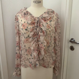 Transparent söt blus xs/s - Söt blus i romantisk stil. Xs/s i stl. Tunn & lätt. Hämtas i Hägersten om du vill slippa frakt. Var även uppmärksam på när Plick erbjuder fraktfritt ibland på dyrare plagg. Följ mig gärna. Har mycket att lägga ut i olika storlekar! 
