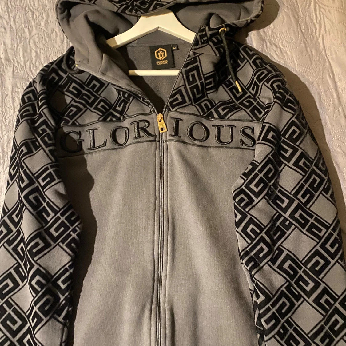 Grå hoodie från Glorious Gangsta