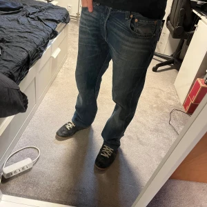 Levi's 501 blå jeans straight fit - Jeansen är upplagda för att passa mig bättre så passar folk upp till 182