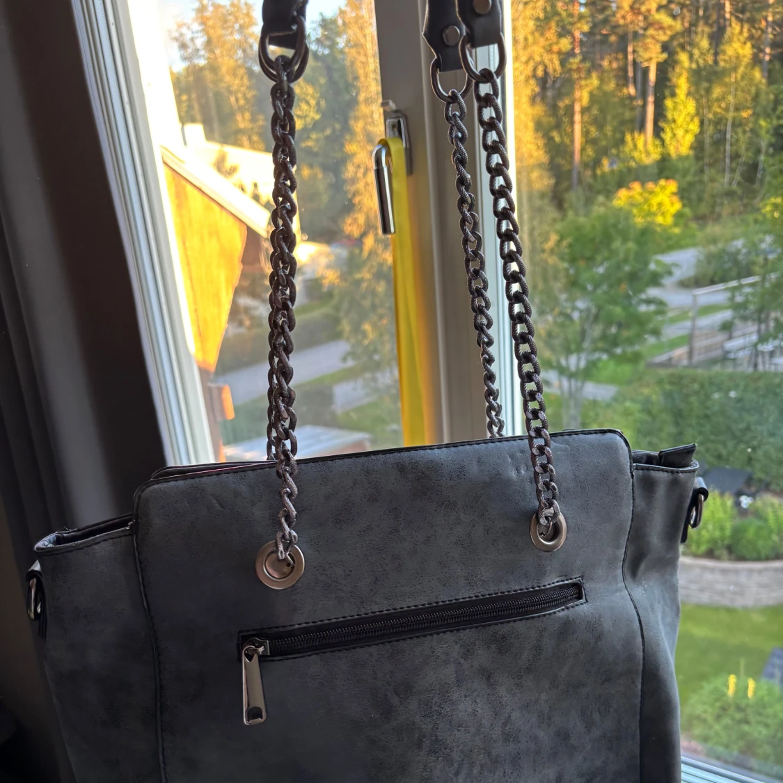 Handväska med nitar - 1