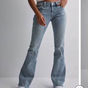 Ljusblå bootcut true religion jeans - säljer mina true religiom jeans från nelly i storlek 36, då dom inte kommer till användning. använda enstaka gånger därav ingen defekt på byxorna. nypris 1299kr men säljer för 499!! skriv för fler bilder!