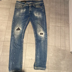Dondup jeans - Säljer dessa tvärfeta dondups, nypris 3500kr säljer dem för endast 1099kr dem är ett väldigt bra skick, den enda defekten är på sista bilden men det är inget som syns när man har jeansen på sig, annars är dem perfekta