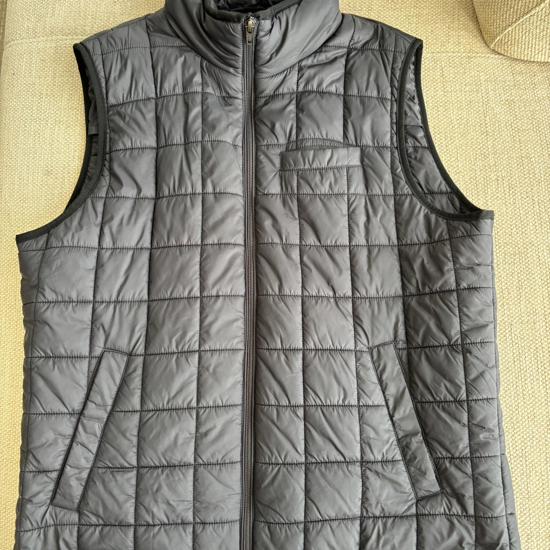 Svart dunväst från John Henric