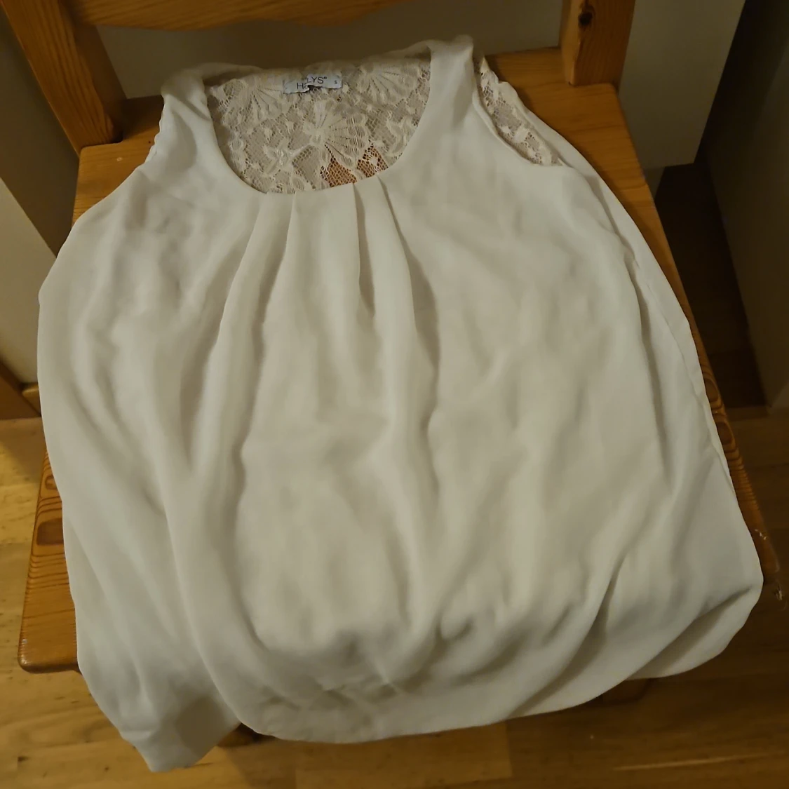 Vit ärmlös blus med spets från HLYS