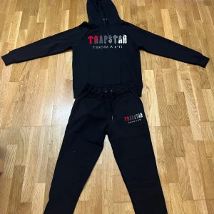 Trapstar tracksuit set - Helt ny Trapstar set. Passar S och M. Finns fler spännande varor på profilen.  Kan sänka pris för snabb affär!! 