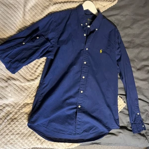 Ralph Lauren Skjorta - Snygg, blå Ralph Lauren skjorta i storlek L( den är liten för att vara L). Den har tunt material vilket gör den luftig. 