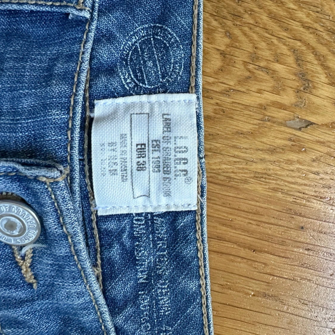 Blå jeanskjol med rå kant - 2