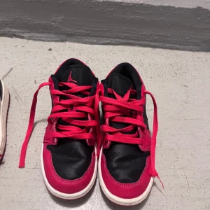 Jordan 1 low - kommer inte ihåg vad modellen heter tyvärr men skon är riktigt fint och väl omhändertagen, stl 36